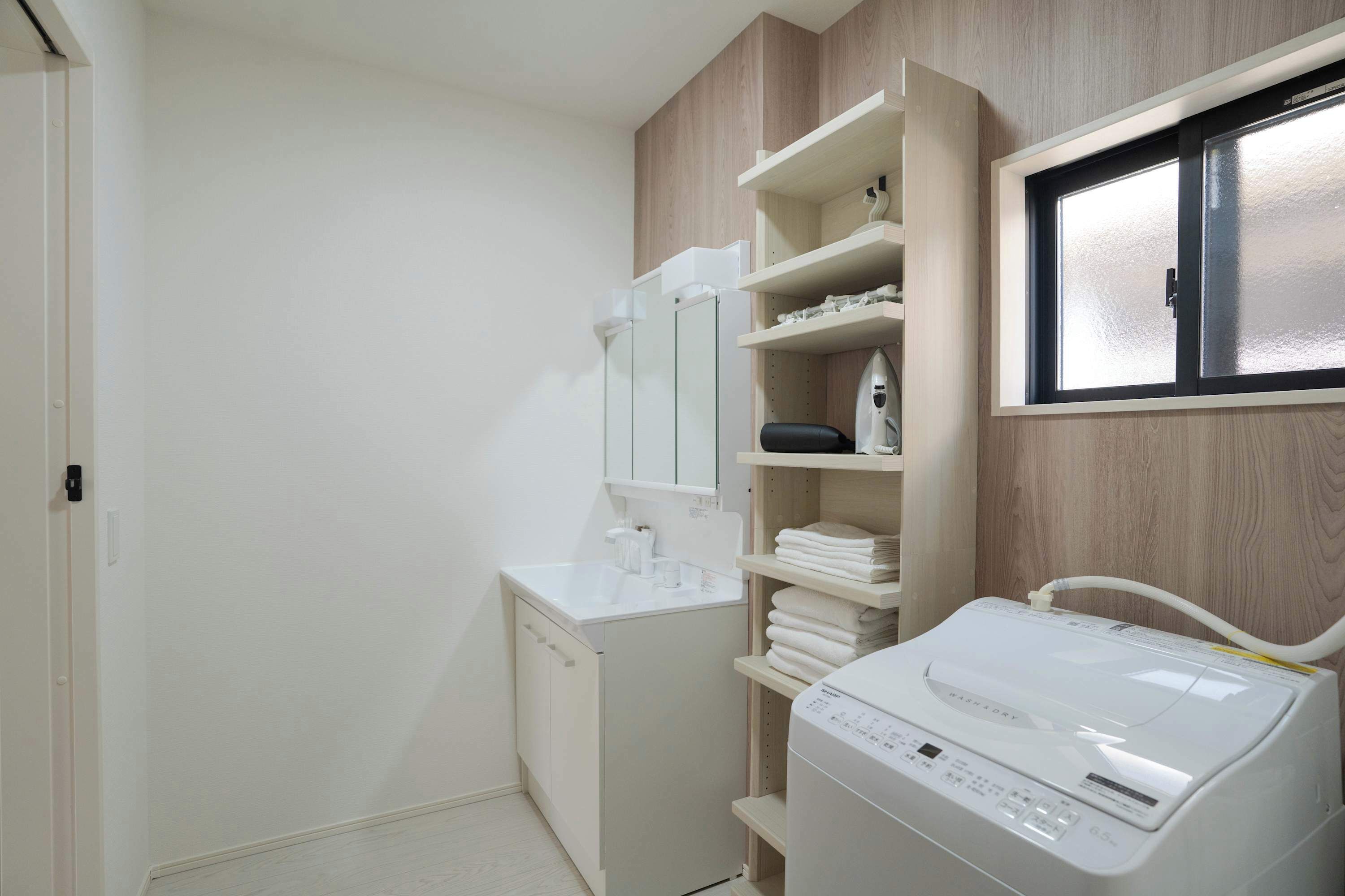 Shower, hair dryer, towels, shampoo