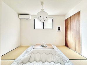 Escritorio, tabla de planchar con plancha, wifi y ropa de cama