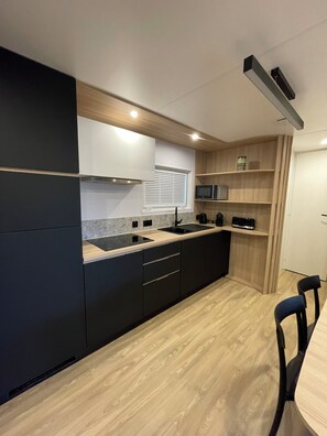 Private kitchen - Mobilhome GRIMAUD - Campsite & Spa MIREMER 4* - France (La Garde-Freinet)