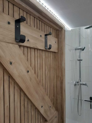 Shower, towels, soap, shampoo