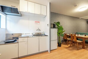 Fridge, microwave, stovetop, electric kettle - 外観は古い建物ですが内装はフルリノベーション済みです。TV、無料Wi-Fi、ドライヤー、浴室乾燥機、洗濯機完備。トイレにはウォシュレットも完備しております。 (Nakamichi,Higashinari-ku,Osaka-shi)