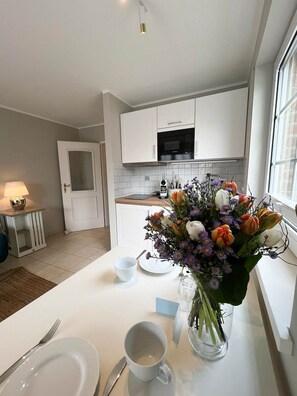 Frigorífico, microondas, placa de cocina y lavavajillas