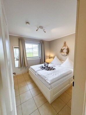 Tabla de planchar con plancha, wifi y ropa de cama 