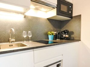 Geladeira, micro-ondas, lava-louças