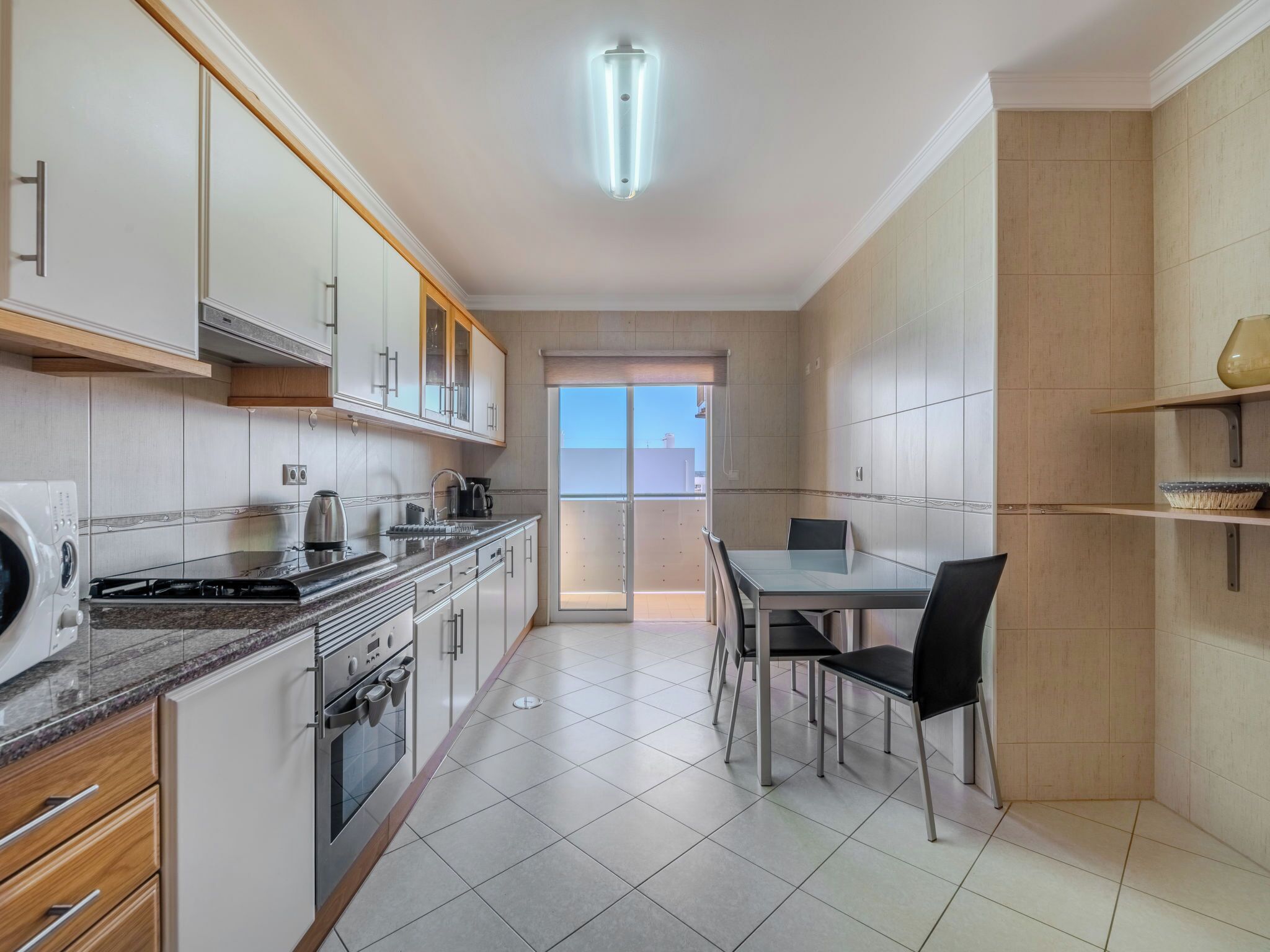Kühlschrank, Mikrowelle, Ofen, Geschirrspüler