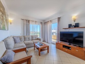 TV - Cristina Inn by Interhome (Armação de Pêra)