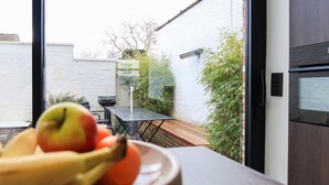 Eine Schale mit Obst auf einem Tisch mit Blick auf eine Terrassenanlage.