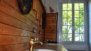 A wooden interior with a sink and window. - Élégance Périgourdine (Beaumontois en Périgord)