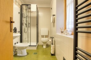 Dusche, Haartrockner, Bidet, Seife