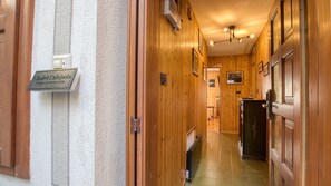 En träpanelbeklädd hall med en skylt som visar att det är rea på stugor.