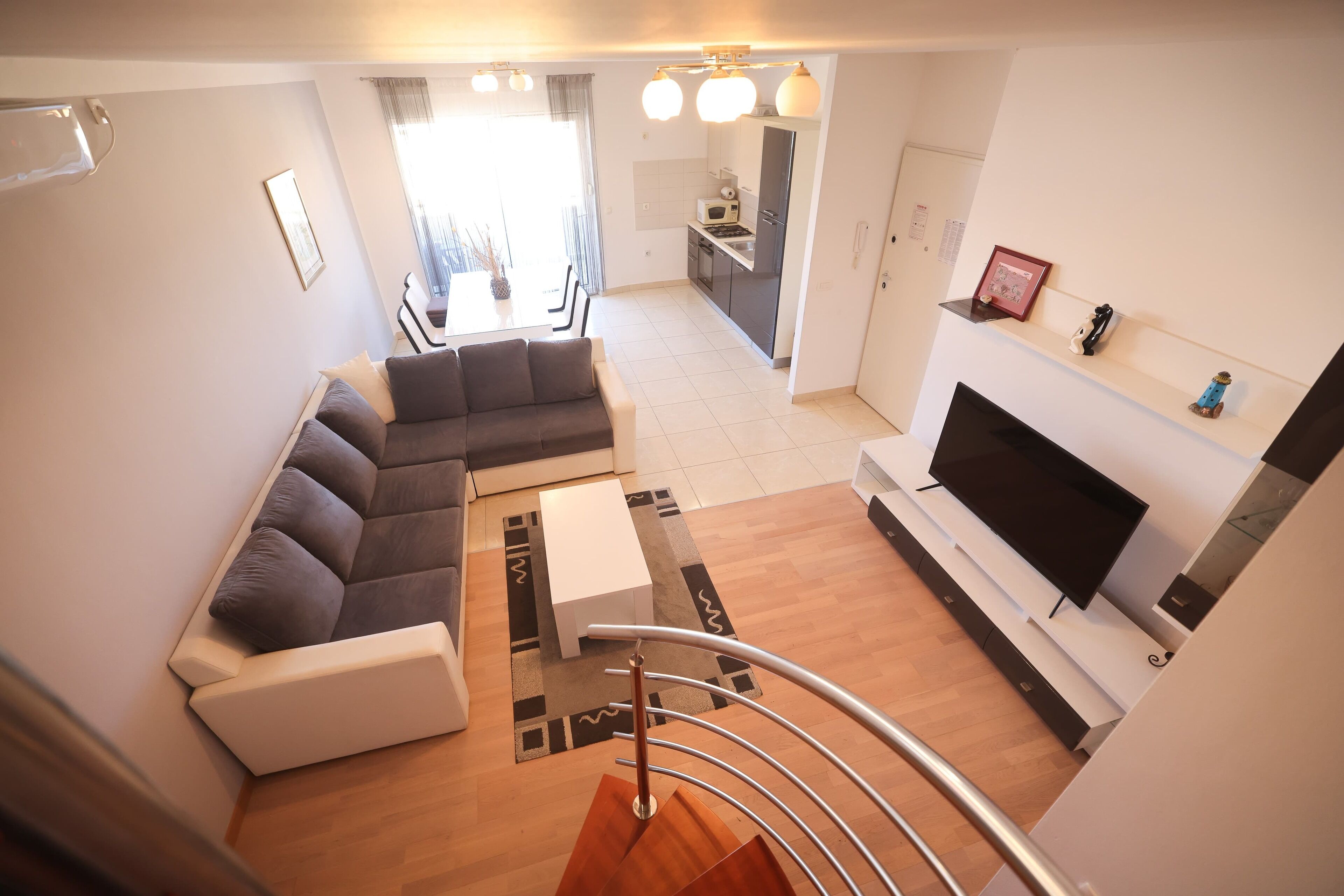 Comfort-Apartment, eingeschränkter Meerblick | Wohnbereich | 100-cm-Smart-TV mit Satellitenempfang