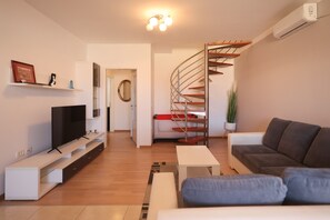 Apartamento conforto, vista parcial para o mar | Área de estar | Smart TV 100 cm com canais via satélite