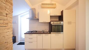 Apartamento conforto, vista parcial para o mar | Cozinha privada | Geladeira grande, micro-ondas, fogão, cooktop