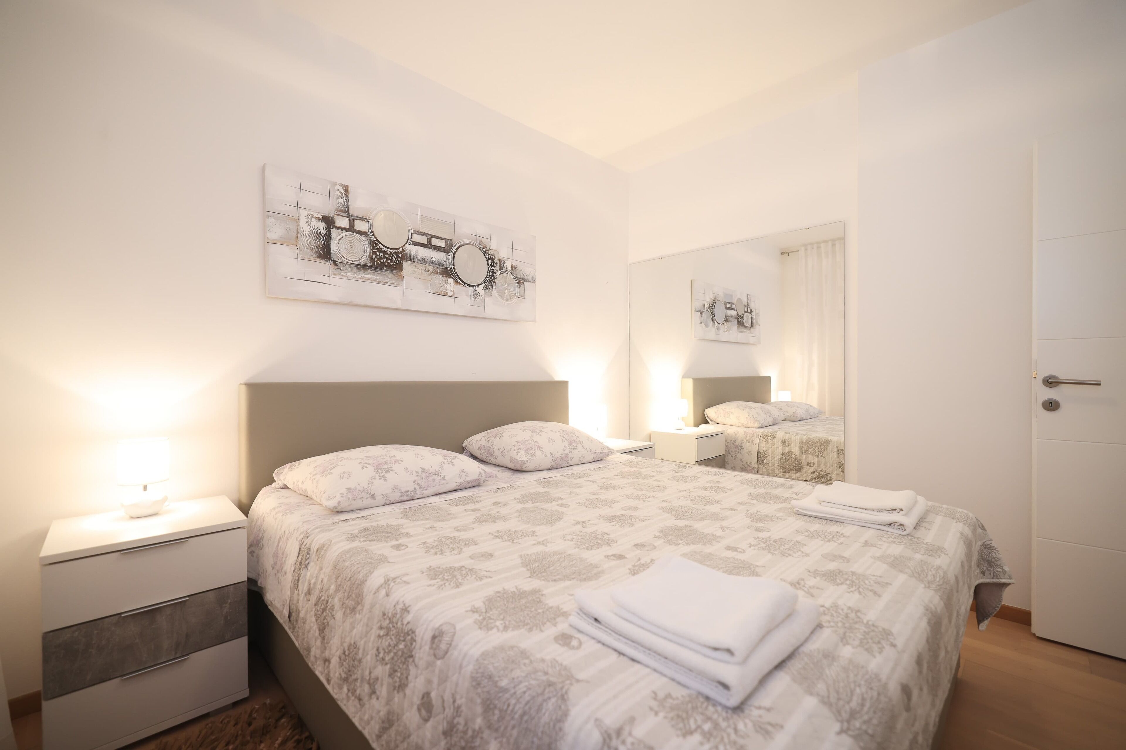 Apartamento conforto, vista parcial para o mar | Ferros/tábuas de passar roupa, Wi-Fi de cortesia, roupa de cama