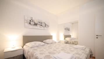 Apartamento conforto, vista parcial para o mar | Ferros/tábuas de passar roupa, Wi-Fi de cortesia, roupa de cama