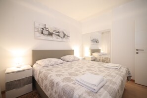 Apartamento conforto, vista parcial para o mar | Ferros/tábuas de passar roupa, Wi-Fi de cortesia, roupa de cama