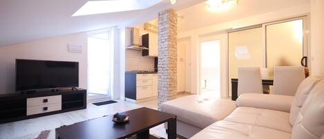 Comfort Apartment, Partial Sea View | Living area