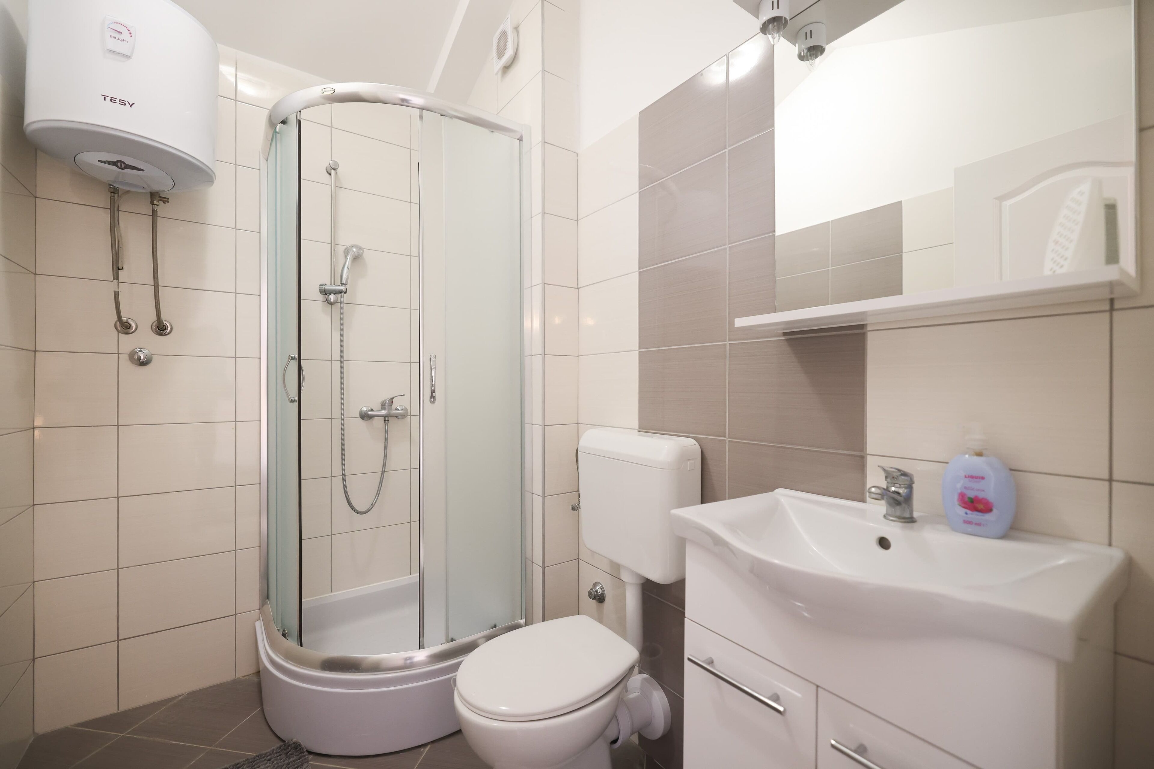 Apartemen Comfort, pemandangan laut terbatas | Kamar mandi | Pengering rambut dan handuk