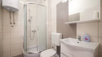 Apartemen Comfort, pemandangan laut terbatas | Kamar mandi | Pengering rambut dan handuk