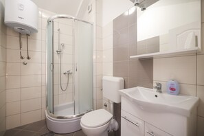 Comfort-Apartment, eingeschränkter Meerblick | Badezimmer