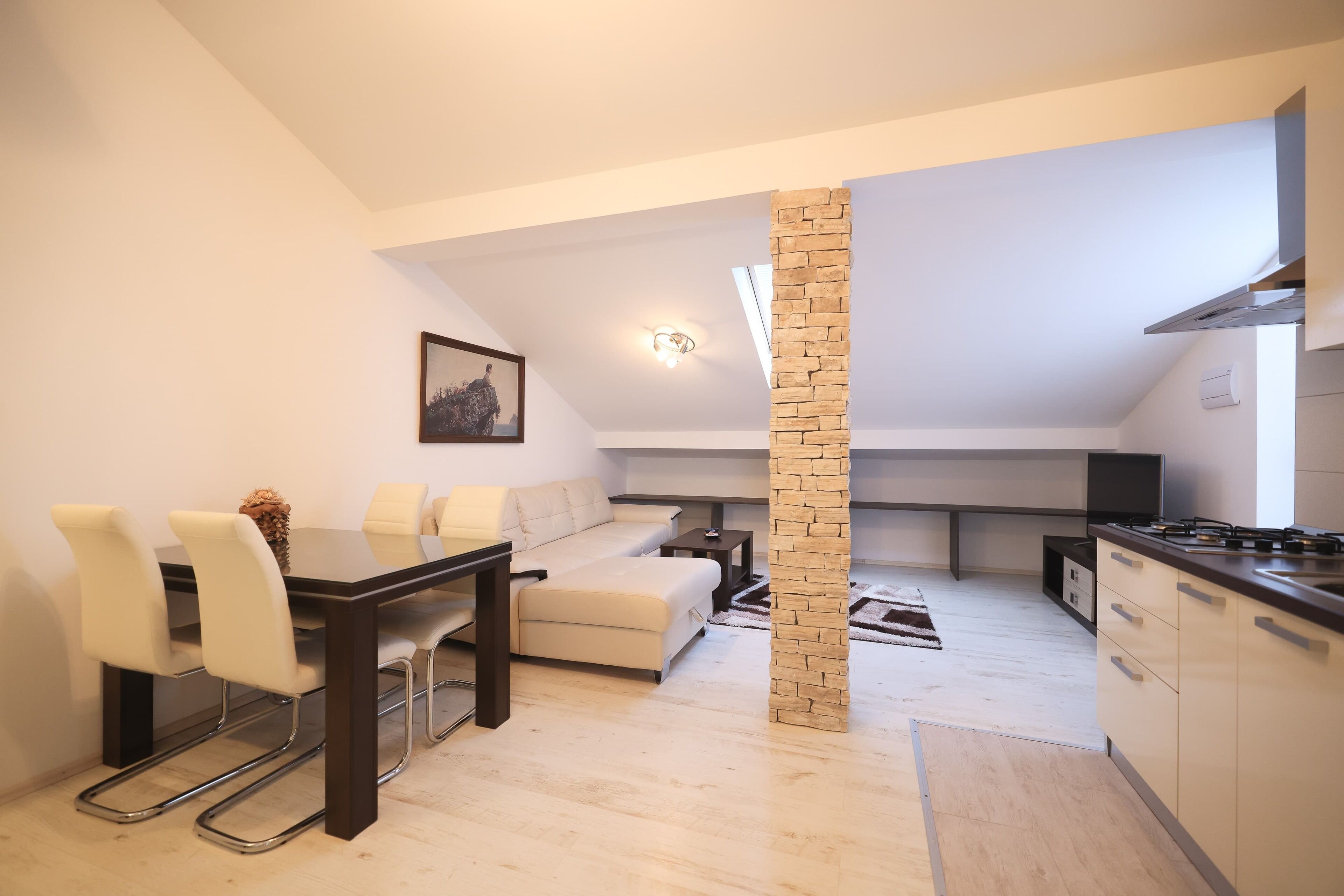 Apartamento conforto, vista parcial para o mar | Opções para refeição no quarto