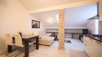 Apartamento conforto, vista parcial para o mar | Opções para refeição no quarto