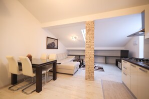 Apartamento conforto, vista parcial para o mar | Opções para refeição no quarto