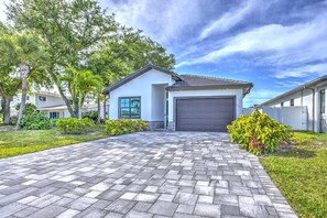 Exterior - Bergamo New 4BR, 3BA Home with Private Pool & Hot Tub, Outdoor Kitchen & Ping Pong. Animal Friendly, 1 day FREE summer golf! (Naples)