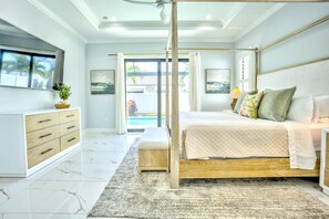 4 bedrooms, iron/ironing board, travel cot, WiFi - Bergamo New 4BR, 3BA Home with Private Pool & Hot Tub, Outdoor Kitchen & Ping Pong. Animal Friendly, 1 day FREE summer golf! (Naples)