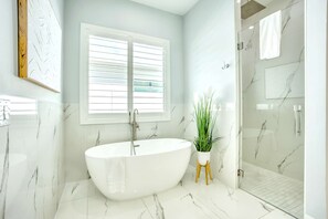Shower, hair dryer, towels, shampoo - Bergamo New 4BR, 3BA Home with Private Pool & Hot Tub, Outdoor Kitchen & Ping Pong. Animal Friendly, 1 day FREE summer golf! (Naples)