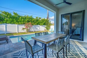 Outdoor dining - Barletta 4BR Home Pool, Bikes & Golf! (Naples)