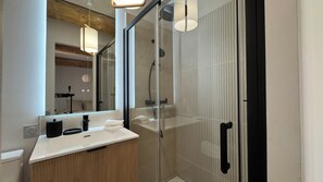 Douche, sèche-cheveux, serviettes fournies, savon