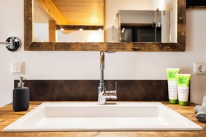 Dutxa, assecador de cabells, tovalloles i sabó 