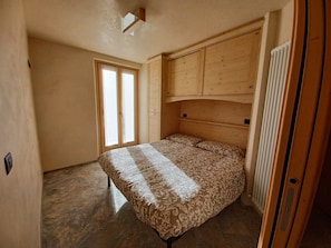 Room - Two-room apartment on the second floor 500mt from the historic center of Bormio. (Bormio)