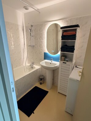 Shower, hair dryer, towels, soap - Apartment les minimes with beach access la rochelle (La Rochelle)