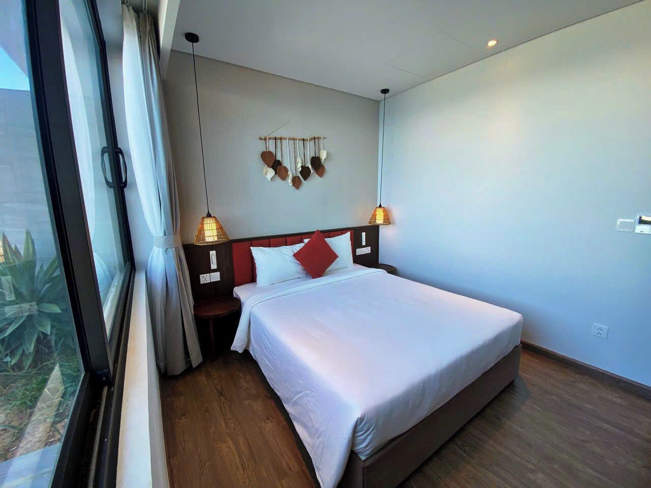 Deluxe Studio | In-room safe, desk, laptop workspace, soundproofing