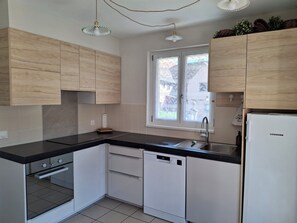 Fridge, microwave, oven, stovetop - Gîte Le Schopf - 3 bedrooms - free parking - 25 km from Strasbourg (Scharrachbergheim-Irmstett)