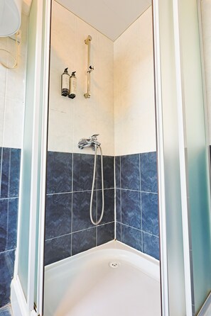 Chambre Triple, vue jardin | Salle de bain