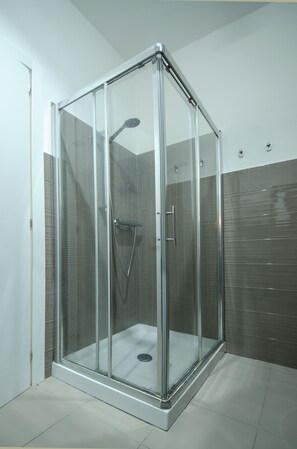 Hair dryer, towels, soap, toilet paper - SEA FRONT Gorgeous newly renovated beachfront apartment (Pesaro)