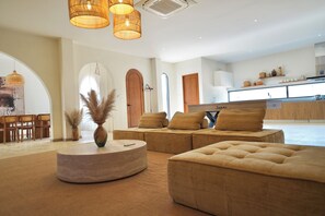 Living area - Luxury 5BR Private Pool Villa in Jomtien – Perfect for Families & Groups (Muang Pattaya)