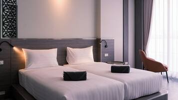 Habitación Deluxe con 2 camas individuales, vista a la alberca | Escritorio y wifi gratis