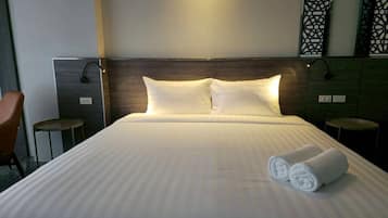 Deluxe Double Room, Pool View | Desk, free WiFi