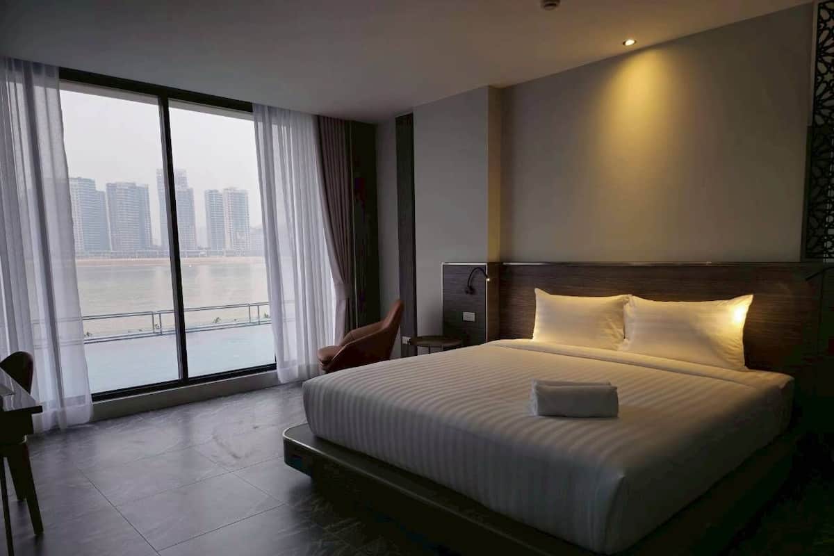 Deluxe Double Room, Pool View | Desk, free WiFi