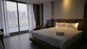 Deluxe-Doppelzimmer, Poolblick | Schreibtisch, kostenloses WLAN