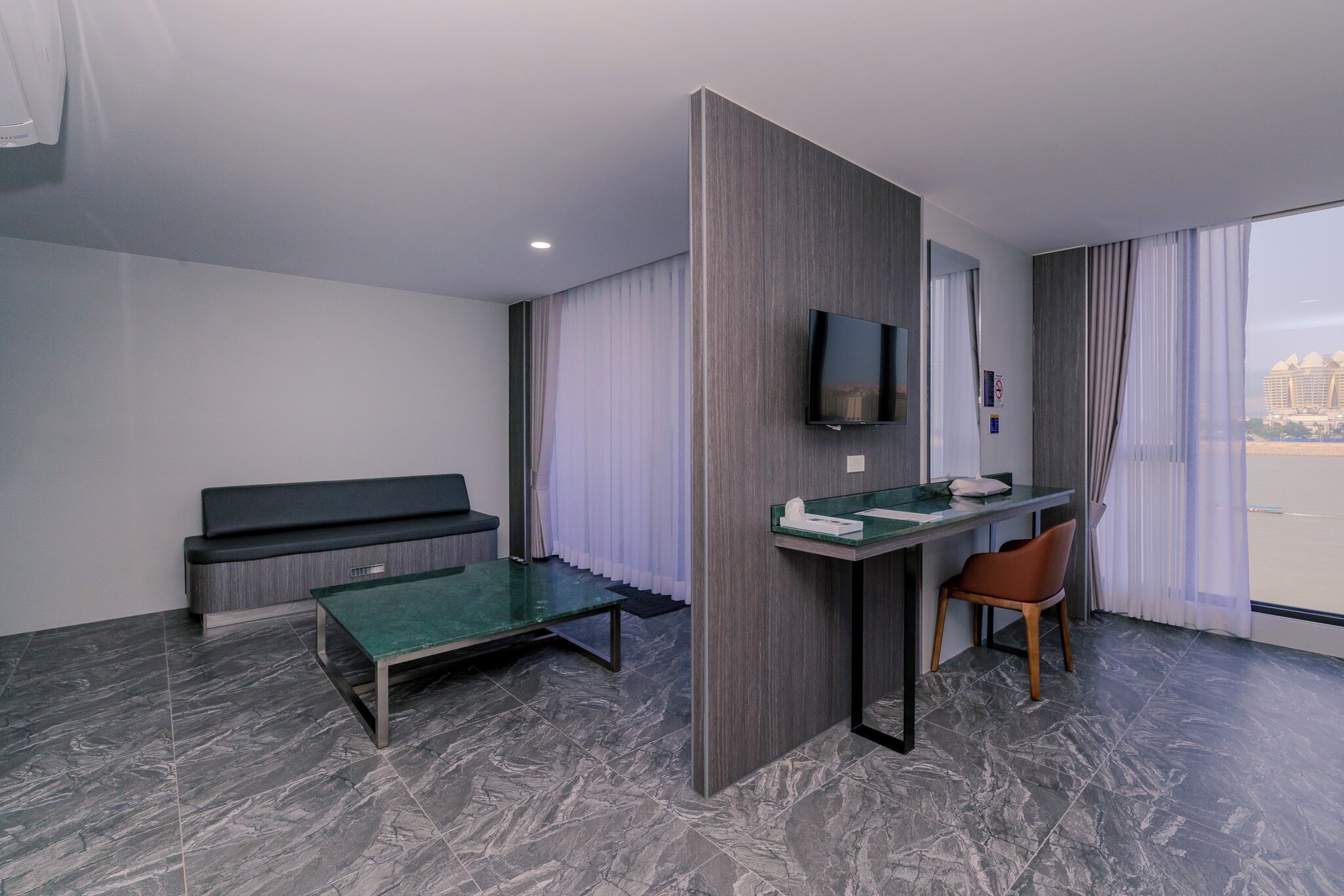 Deluxe Twin Room, River View | Desk, WiFi (free)