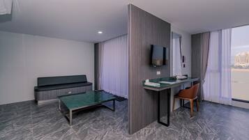 Deluxe Twin Room, River View | Desk, WiFi (free)
