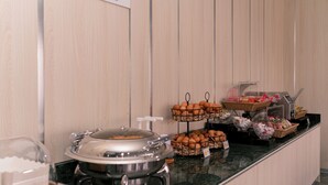 Ein reichhaltiges Buffet mit verschiedenen Speisen und einem Bereich für warme Speisen.