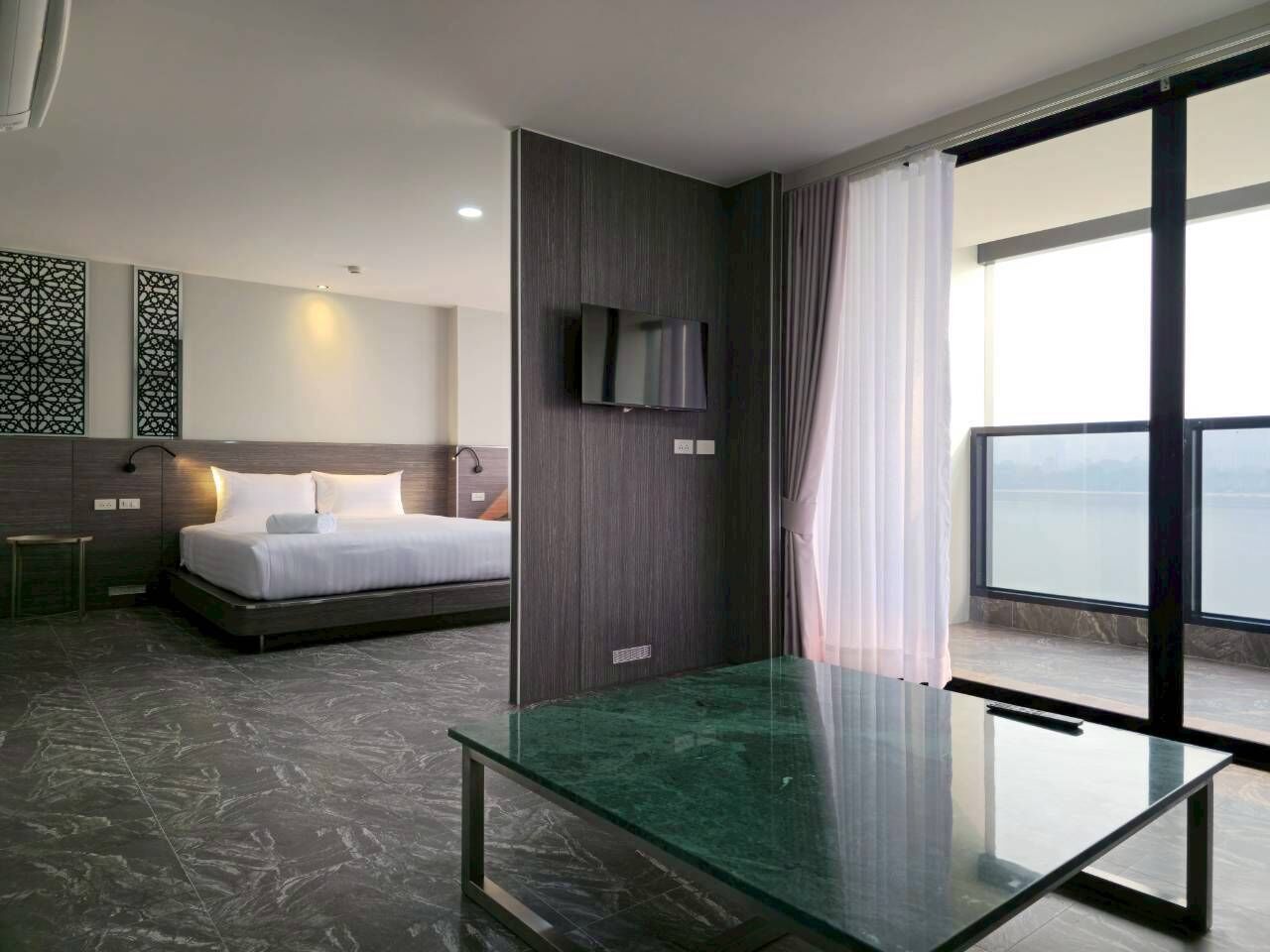 Deluxe Double Room, River View | Desk, free WiFi