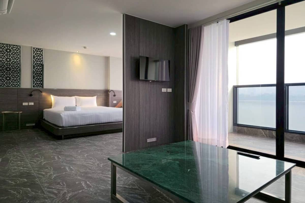 Deluxe Double Room, River View | Desk, free WiFi