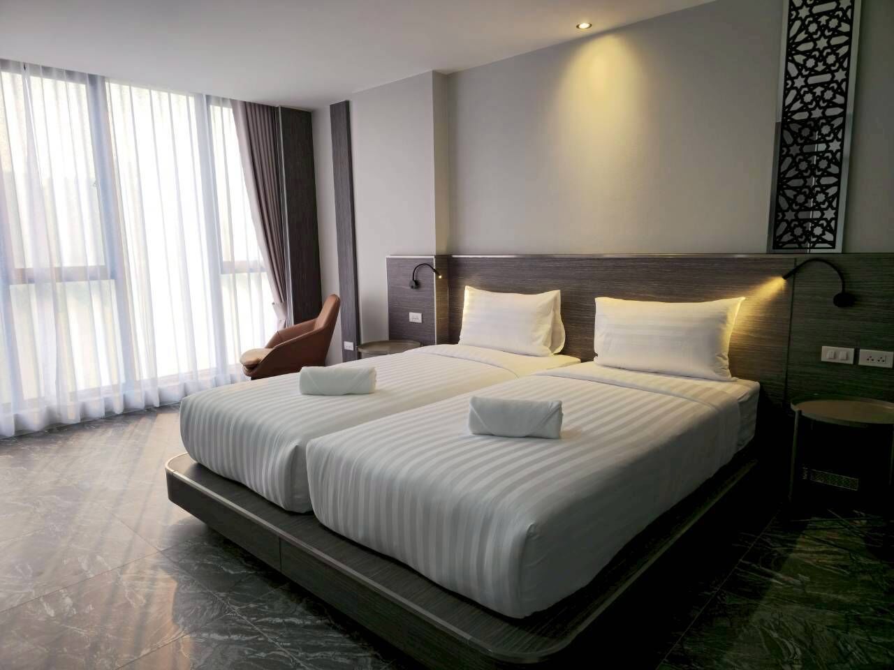 Deluxe Twin Room, River View | Desk, free WiFi